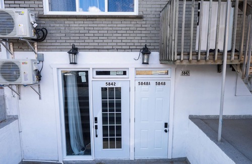 Cote-Des-Neiges—Notre-Dame-De-Grace Apartment | Renovated Studio w/Parking | Queen Bed + Sofa Bed