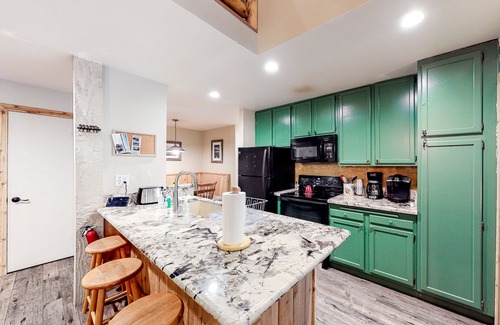 Mammoth Lakes Condo | Renovated, Top-Floor Condo w/Fireplace & Shared Hot Tub - Walk to Gondola
