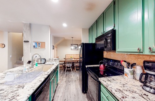 Mammoth Lakes Condo | Renovated, Top-Floor Condo w/Fireplace & Shared Hot Tub - Walk to Gondola