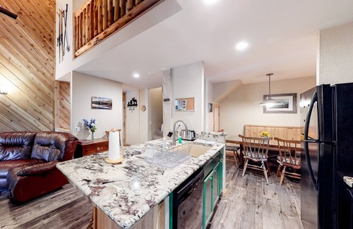 Mammoth Lakes Condo | Renovated, Top-Floor Condo w/Fireplace & Shared Hot Tub - Walk to Gondola