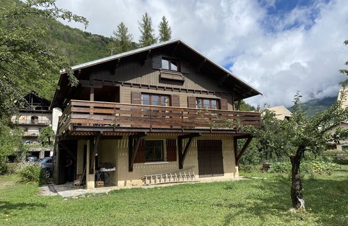 Vallouise-Pelvoux Ski Chalet | Renovated Wooden Chalet for Family Relaxation