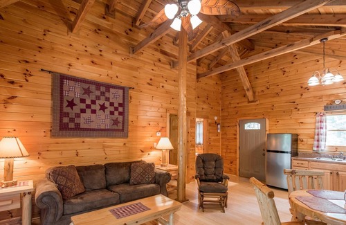 South Bloomingville Cabin | Rent 2, Get 1 Free in January! Cozy 1 br cabin on 80 acres near Old Man's Cave!