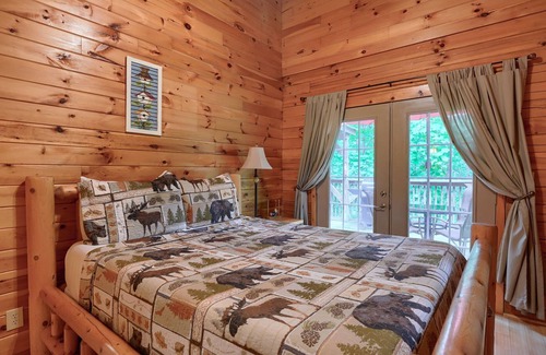 South Bloomingville Cabin | Rent 2 nights, Get 1 Free in January! Cozy 1 br cabin on 80 acres near caves!