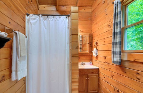 South Bloomingville Cabin | Rent 2 nights, Get 1 Free in January! Cozy 1 br cabin on 80 acres near caves!