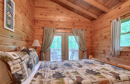 South Bloomingville Cabin | Rent 2 nights, Get 1 Free in January! Cozy 1 br cabin on 80 acres near caves!