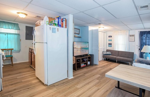 Wildwood House | Rent 21 + 3 bedroom home 1 block from beach 5 minute walk to convention center!