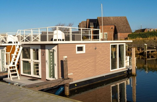 Lemmer House | Rent a Luxury Houseboat with roof terrace in and on the water in the popular Lemmer!