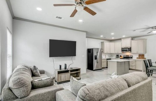 Beaumont House | Rent room A in this tranquil and quiet neighborhood.