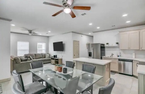 Beaumont House | Rent room A in this tranquil and quiet neighborhood.
