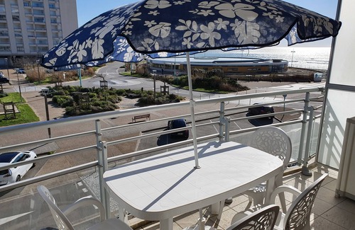 Saint-Jean-de-Monts Apartment | Rent t1 bis 50 m from the beach. Large south-facing balcony with sea view