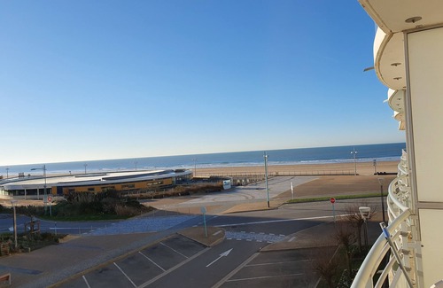 Saint-Jean-de-Monts Apartment | Rent t1 bis 50 m from the beach. Large south-facing balcony with sea view