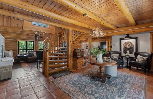 Eden Cabin | Rent the Snowberry Inn-Large kitchen & Gathering room Ensuite bath in all rooms