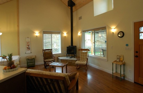 Oakhurst Cottage | Rent This 2 Bedroom Cottage For Your Mountain Getaway