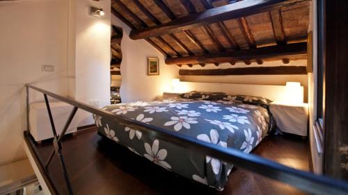 Rione VI Parione Apartment | Rental in Rome Loft Cappellari