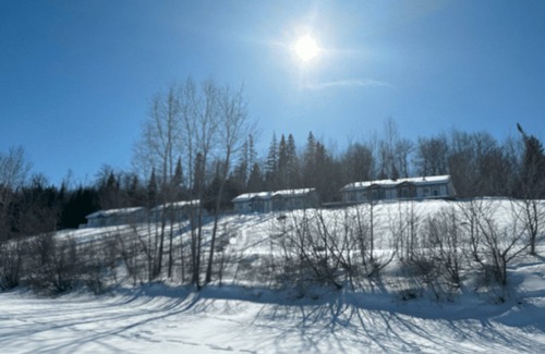 Bouchette House | Rental of renovated cottages facing the lake with a magnificent terrace