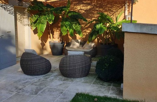 Sarrians House | Rental Provencal Villa of 100m2, with swimming pool and garden of 400m2.