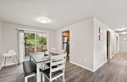 Kent House | RentonKent-EntireUpperUnit Duplex w/Private Deck