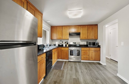 Kent House | RentonKent-EntireUpperUnit Duplex w/Private Deck