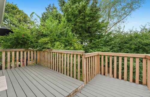 Kent House | RentonKent-EntireUpperUnit Duplex w/Private Deck