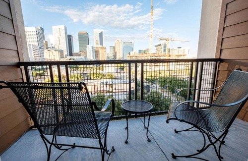 Central Business District Apartment | Renu Downtown Houston - Relax,Revive,Renew