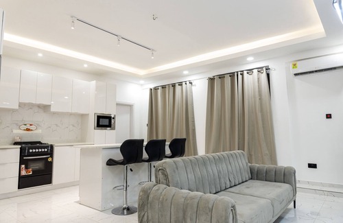 Mallam Apartment | Reo's Smart Haven: Chic & Comfy