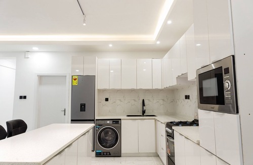 Mallam Apartment | Reo's Smart Haven: Chic & Comfy