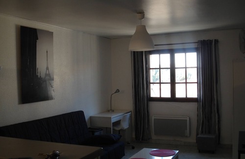 Carcassonne Apartment | Residence Barbacane at the foot of the Medieval City.