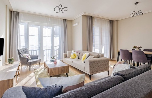 Umraniye Apartment | Residence Flat with Balcony in Umraniye