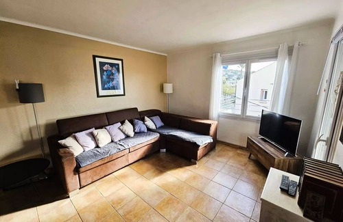 Six-Fours-les-Plages Apartment | Residence Unforeseeable - Beautiful apartment with balcony 300m from the beach, air conditioning, internet.