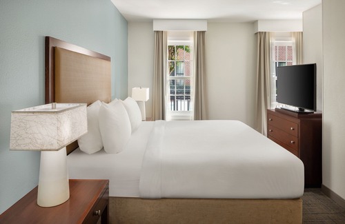 Old West Broad Neighborhood Hotel | Residence Inn by Marriott Savannah Downtown/Historic Distric