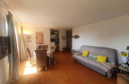 Saint-Mandrier-sur-Mer Apartment | Residence with swimming pool, 2 bedroom apartment with east facing terrace, full sea view