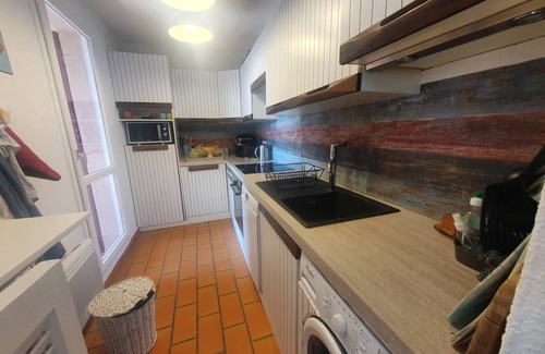 Saint-Mandrier-sur-Mer Apartment | Residence with swimming pool, 2 bedroom apartment with east facing terrace, full sea view
