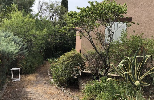 Boulouris-sur-Mer Apartment | Residential area Garden level of villa, beach on foot!