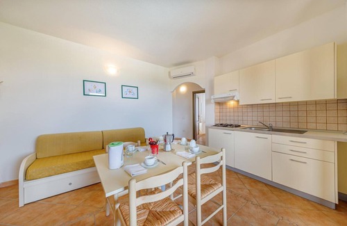 Tergu Apartment | Residenza Le Farfalle 'A' with Garden View, Wi-Fi and Air Conditioning