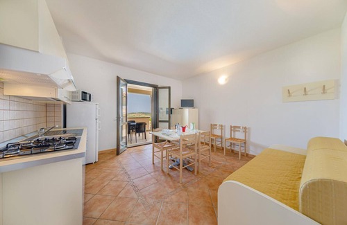 Tergu Apartment | Residenza Le Farfalle 'Three-Room Apartment' with Garden View, Wi-Fi and Air Conditioning