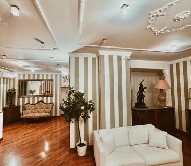Rione II Trevi House | Residenza Tritone Luxury Guest House Trevi Fountain