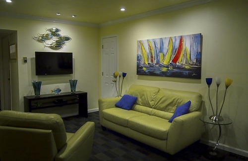 Northeast Virginia Beach Apartment | Resort Area- Virginia Beach-900 Pacific Place Condominiums