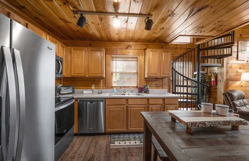 Pigeon Forge Cabin | Resort Cabin 3Br w/Hot Tub & Pool @ Dollywood