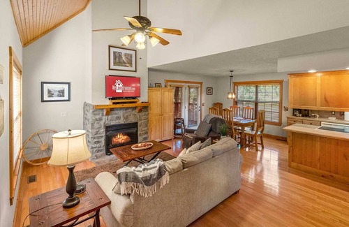 Reeds Spring Cabin | Resort Cabin! Fireplace, Private King Bedroom, Wooded Views! | 104A