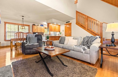 Reeds Spring Cabin | Resort Cabin! Fireplace, Private King Bedroom, Wooded Views! | 104A