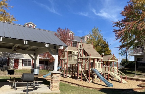 Branson Condo | Resort Condo on Golf Course With Jacuzzi (3 minutes from Branson Landing!)