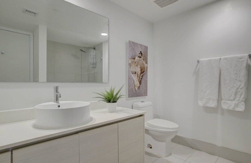 Hallandale Beach Condo | Resort Condo - Pool, Gym, Beach Transfer
