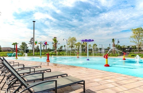 Bay Lake House | RESORT FACILITIES / CLOSE TO PARKS / PRIVATE POOL / STUNNING LIVING SPACE
