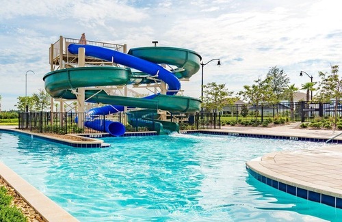 Bay Lake House | RESORT FACILITIES / CLOSE TO PARKS / PRIVATE POOL / STUNNING LIVING SPACE
