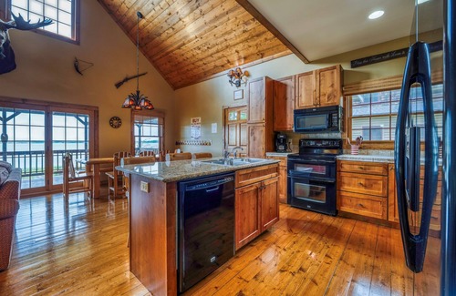 Bemidji House | Resort FUN-Beach-Hot tub-Pool-Kayak-Water Trampoline