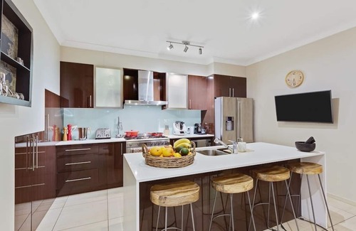 Hendra House | Resort home close to Airport and City
