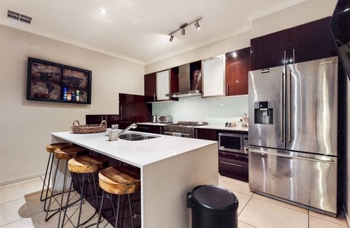 Hendra House | Resort home close to Airport and City