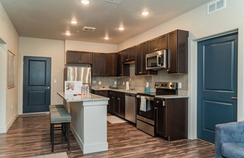 Gleneagle Apartment | Resort Like Amenities in Monument | King bed | Queen bed | Garage | Fast Wi-Fi | Sleeps 5