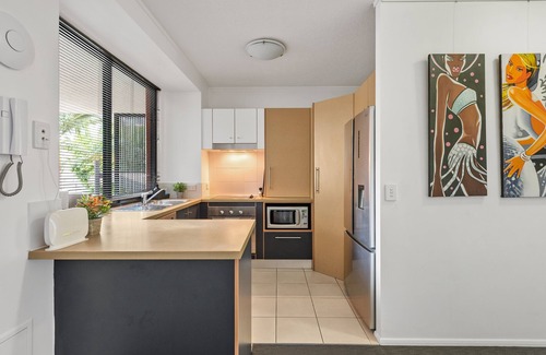 Kangaroo Point Apartment | Resort Living < 10mins CBD ~ 2Bed/2Bath/1Car