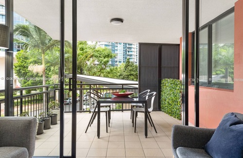 Kangaroo Point Apartment | Resort Living < 10mins CBD ~ 2Bed/2Bath/1Car
